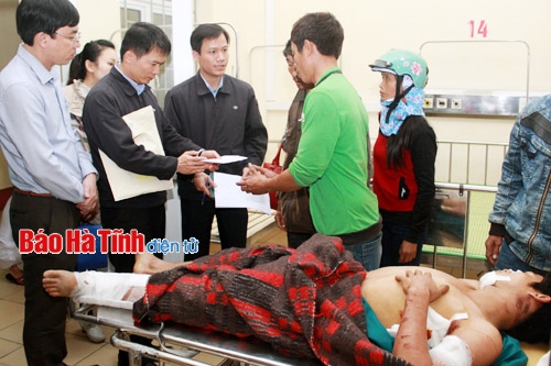 Lãnh đạo tỉnh, trung ương Hội Chữ thập đỏ và Formosa thăm hỏi nạn nhân vụ sập giàn giáo