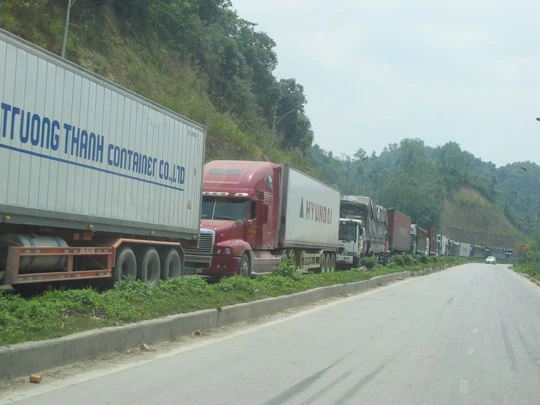 Hàng trăm xe contener và xe tải chở hàng nông sản bị ùn tắc kéo dài suốt 4 km từ cửa khẩu Tân Thanh đến ngã ba Pắc Luống ở quốc lộ 4A.