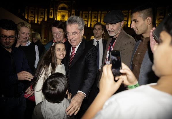 Tổng thống Áo Heinz Fischer gặp gỡ một số trẻ em đã chạy trốn khỏi Syria (Nguồn: HBF)