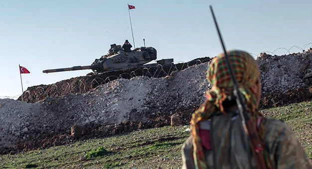 
Xe tăng Thổ Nhĩ Kỳ gần biên giới Syria ngày 22-2-2015 - Ảnh: AP
