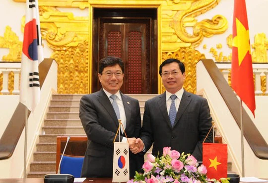 Bộ trưởng Bộ Công Thương Vũ Huy Hoàng và Bộ trưởng Bộ Thương mại, Công nghiệp và Năng lượng Hàn Quốc Yoon Sang-jick đã ký kết chính thức Hiệp định thương mại tự do Việt Nam - Hàn Quốc (VKFTA)
