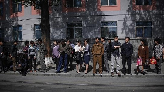 Người dân Bình Nhưỡng chờ đón xe trên đường phố. Ảnh: AP