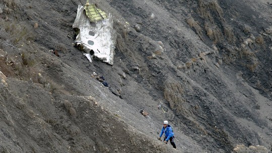 Nhân viên cứu hộ tiếp cận các mảnh vỡ máy bay trên sườn núi Alps cheo leo. Ảnh: EPA
