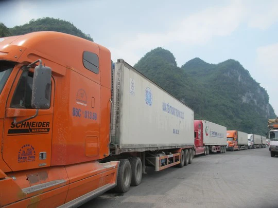 Hàng trăm xe contener và xe tải chở hàng nông sản bị ùn tắc kéo dài suốt 4km từ cửa khẩu Tân Thanh đến ngã ba Pắc Luống ở QL4A.