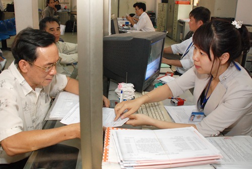 Cán bộ UBND quận Tân Bình - TP HCM giải quyết thủ tục hành chính cho người dân. Ảnh: Tấn Thạnh