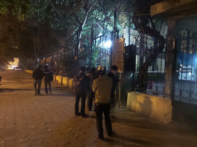 Các phóng viên phía trước cổng Bộ GTVT (Ảnh: Hải Sơn)