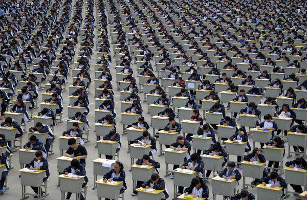 Hơn 1.700 học sinh đang tham gia kỳ thi ngoài trời ở Yichuan, Thiểm Tây vào ngày 11/4/2015.