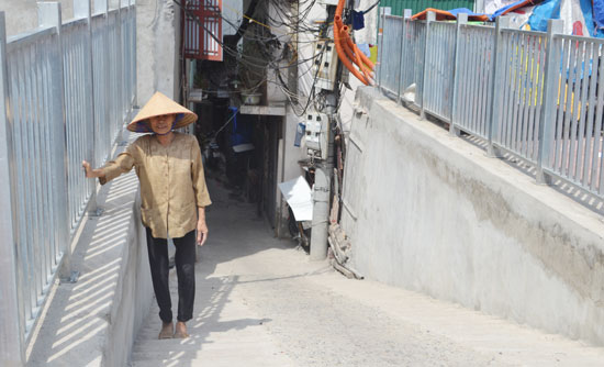 
Một ngõ đi chung được xây dựng lại cho người dân sống dưới chân đê Trần Khát Chân.
