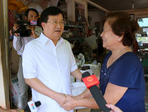 Phó Thủ tướng thăm gia đình bà Nguyễn Thị Hai (xã Suối Trầu, huyện Long Thành). Ảnh: VGP/Xuân Tuyến