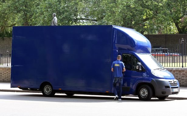 
Chiếc xe tải dọn nhà đến tòa nhà số 10 Phố Downing - Ảnh: Mirror
