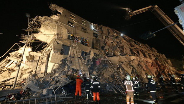 
Lực lượng cứu hộ đang đưa người ra khỏi đống đổ nát ở Đài Nam sáng 6-2 - Ảnh: AFP
