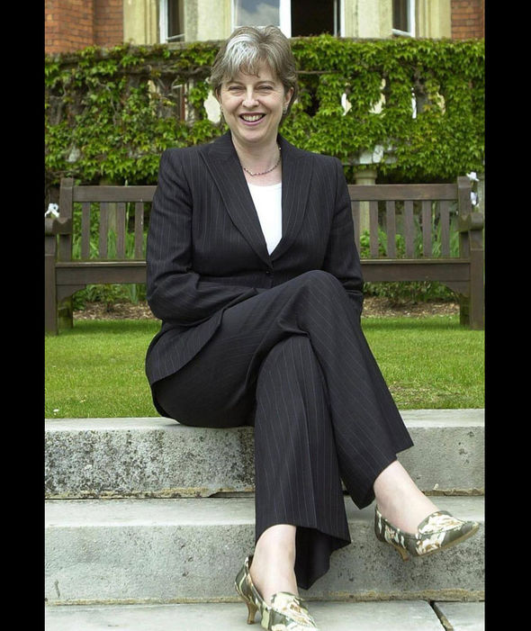 
Theresa May khoe đôi giày lạ mắt vào năm 2013. Dễ dàng nhận thấy, giày dép chính là điểm nhấn trong bộ trang phục, tạo nên sự khác biệt và thể hiện cá tính của bà May.
