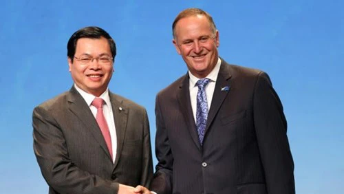 Thủ tướng New Zealand John Key (phải) bắt tay Bộ trưởng Bộ Công Thương Việt Nam Vũ Huy Hoàng sau lễ ký ngày 4/2 (Ảnh: AP)