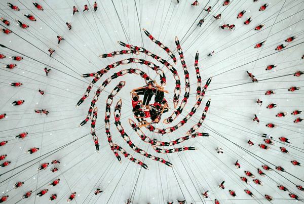 Các sinh viên đến từ 1 trường Nghệ thuật cùng thực hiện màn trình diễn trên không vô cùng ấn tượng trong lễ khai mạc thế vận hội trẻ 2014 tại Nam Kinh.