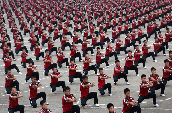 Các học sinh trường Võ thuật Tagou tham gia diễn tập chuẩn bị cho lễ khai mạc Thế vận hội trẻ 2014 tại một sân vận động ỏ Nam Kinh, tỉnh Giang Tô.