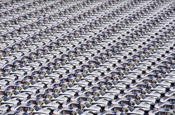 Hàng trăm cảnh sát xếp hàng bên cạnh các phương tiện giao thông mới trong lần bàn giao tại Thiểm Tây ngày 30/12/2009.