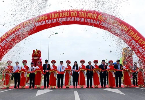 
Sáng 14/5, UBND tỉnh Vĩnh Phúc và UBND thành phố Hà Nội đã phối hợp tổ chức lễ thông xe Dự án đường trục trung tâm Khu đô thị mới Mê Linh.
