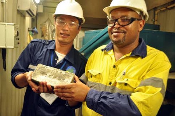Một thỏi vàng thành phẩm khai thác tại mỏ vàng Phước Sơn nặng 5 kg