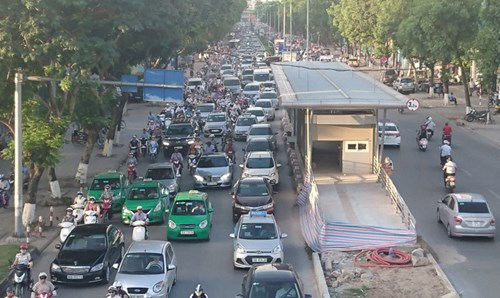 
Với thực trạng giao thông hiện nay, việc đưa dự án BRT vào hoạt động, giao thông đứng trước nguy cơ tắc nghẽn nghiêm trọng hơn. Ảnh: Như Ý.

