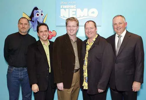 
Đạo diễn Andrew Stanton (giữa) chụp ảnh với Jobs trong ngày ra mắt Finding Nemo. 
