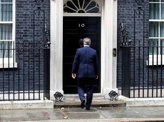 Ông Cameron quay trở vào văn phòng thủ tướng sau khi phát biểu hôm 11-7. Ảnh: Reuters