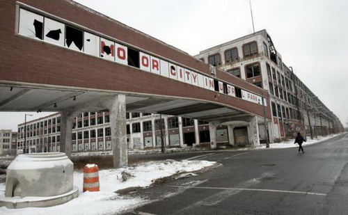 Nhà máy sản xuất xe hơi Packard Motor tại Detroit ngưng hoạt động từ những năm 1950, và bị bỏ hoang từ đó cho đến nay.