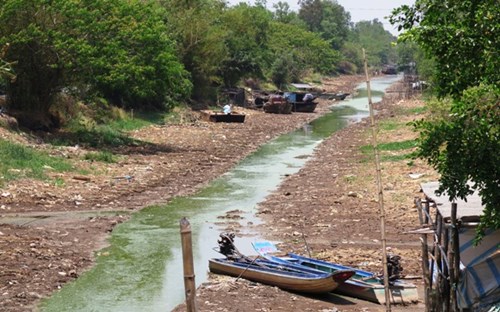 
Sông rạch vùng ngọt huyện Trần Văn Thời đã phơi đáy, giao thông đường thủy tê liệt nhiều tháng qua.
