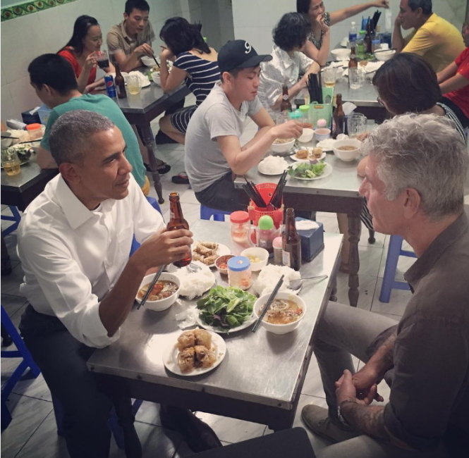 
Đầu bếp Mỹ nổi tiếng Anthony Bourdain đăng bức ảnh ăn bún chả và uống bia cùng Tổng thống Barack Obama tại Hà Nội trên trang Instagram
