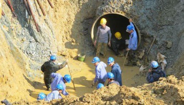 
Đường ống nước Sông Đà 1 liên tục vỡ khiến hơn 70.000 người dân khổ sở vì thiếu nước sinh hoạt
