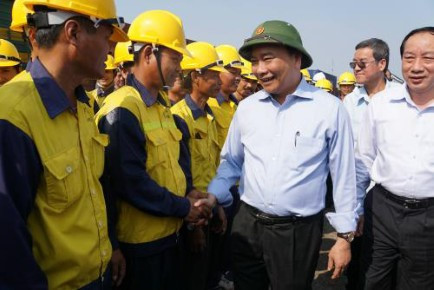 Thủ tướng Nguyễn Xuân Phúc kiểm tra công tác vận chuyển hàng hóa tại ga Trảng Bom- Đồng Nai.  Ảnh: T.L