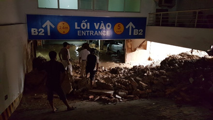 Đất đá ngổn ngang ngay lối vào tầng hầm B2 của chung cư Giai Việt