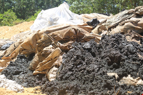 Rác thải từ nhà máy ở dự án Formosa Hà Tĩnh đưa lên đổ vào trang trại.