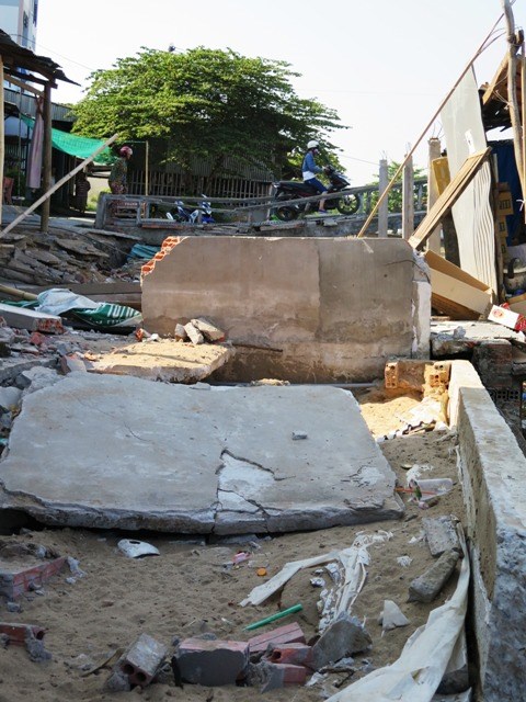 
Nhà cửa, công trình dân dụng bị phá hủy do sụp đất tại Chợ xã Khánh Hải.
