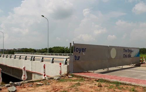 
Tuyến đường có tổng chiều dài gần 15km, qua địa phận Vĩnh Phúc 3km, qua địa phận thành phố Hà Nội gần 12km. Tuyến đường này được thiết kế theo tiêu chuẩn đường đô thị với vận tốc 80km/h với tổng mức đầu tư dự án giai đoạn I hơn 2.330 tỷ đồng.
