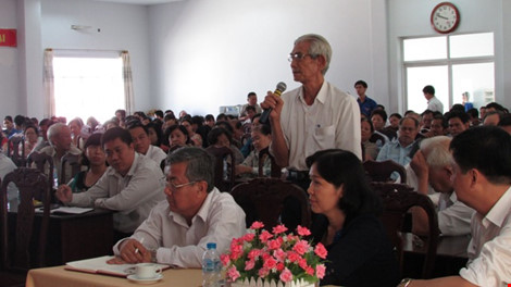 Cử tri Nguyễn Phước Tấn phát biểu tại hội nghị. Ảnh: N.NAM