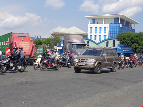 Cổng chính cảng Cát Lái trên đường Nguyễn Thị Định luôn quá tải, kẹt xe.