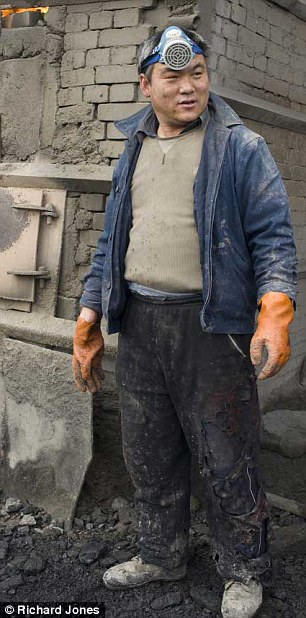 
Một công nhân tại khu mỏ đất hiếm Bayan Obo.
