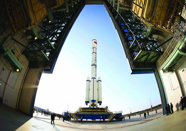 
Tên lửa của Trung Quốc đang chuẩn bị được phóng vào không gian
