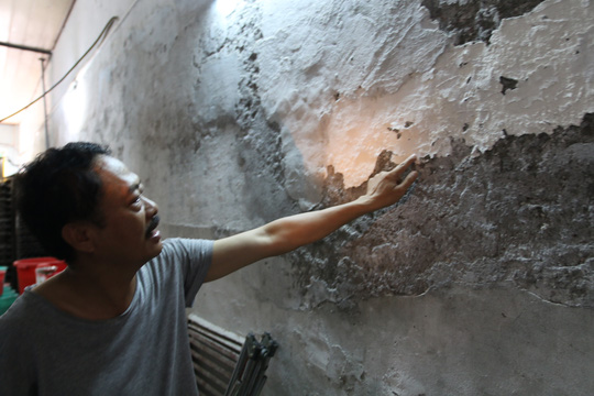 Những vách tường sau khi quét vôi một thời gian ngắn sẽ bị muối ăn làm bong tróc, tường có dấu hiệu sụp đổ.