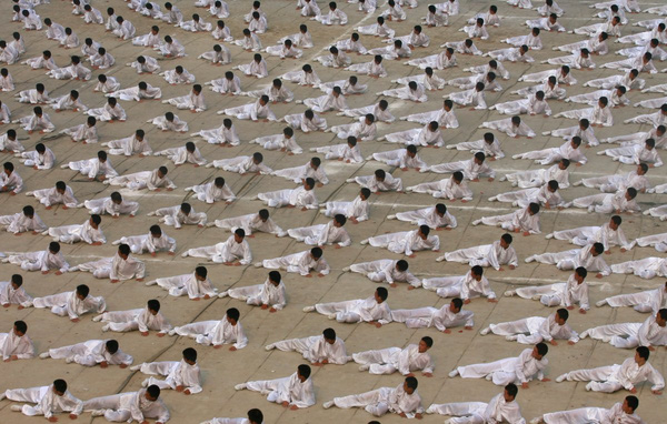 Biểu diễn võ thuật là một bộ môn quen thuộc tại Trung Quốc. Trong ảnh: Các học sinh tại trường võ thuật Hà Nam đang luyện tập võ thuật ở 1 cơ sở ở ngoại ô Bắc Kinh.