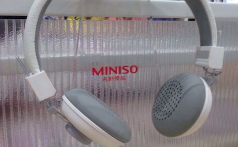 Sản phẩm tai nghe headphone của Miniso có giá chỉ bằng khoảng 1/5 so với thị trường.