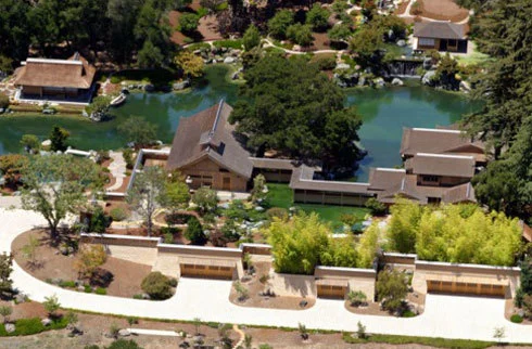 
Dinh thự sang trọng của ông ở Woodside, California được thiết kế giống những ngôi làng Nhật thời phong kiến.
