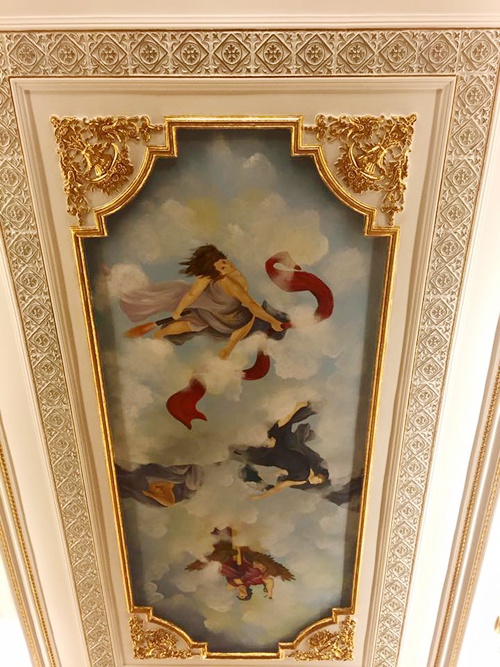 
Căn biệt thự toát lên vẻ quý phái với những họa tiết dát vàng cùng với những bức họa tinh tế trên trần nhà
