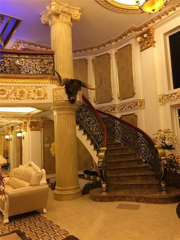 
Phòng khách của căn biệt thự có rất nhiều chi tiết được dát vàng và thiết kế vô cùng cầu kỳ, tinh xảo.
