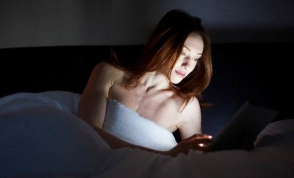 
Không phải ai cũng có thể tạo thói quen tránh xa các thiết bị điện tử trước khi đi ngủ.

