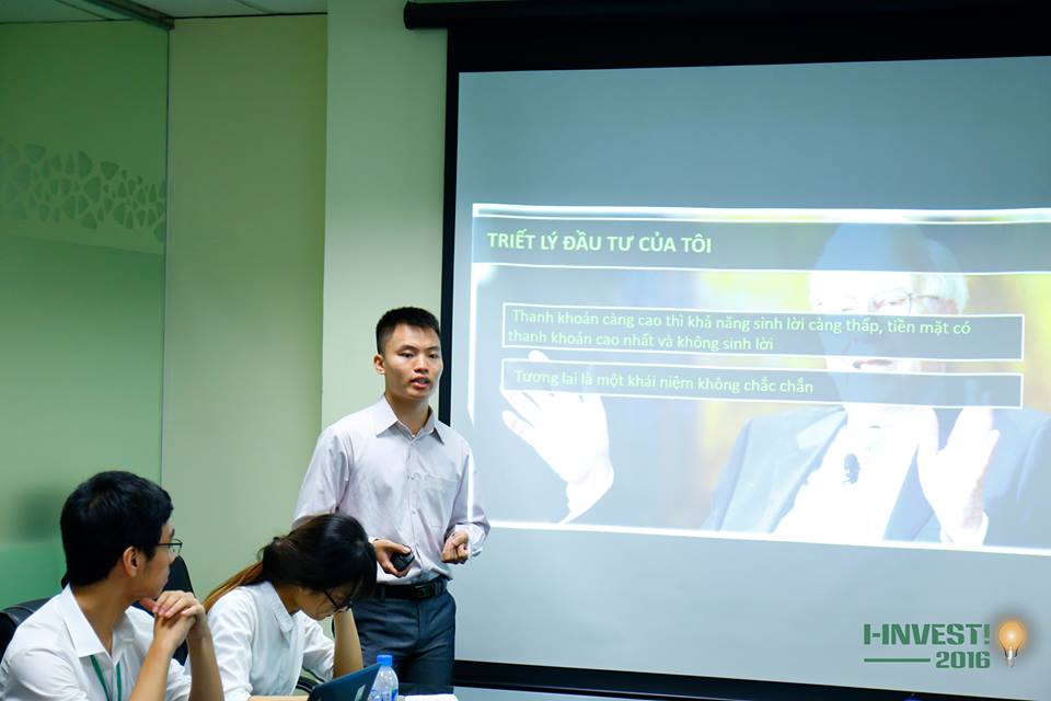 
Trương Quang Huân thuyết trình trước Hội đồng Chuyên môn trong vòng thi báo cáo phân tích và đầu tư thực tế
