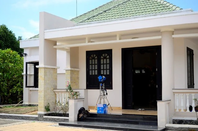 
Căn nhà của Việt Trinh được xây theo phong cách hiện đại. Toàn bộ đều có nước sơn màu trắng, sạch sẽ và sáng sủa.
