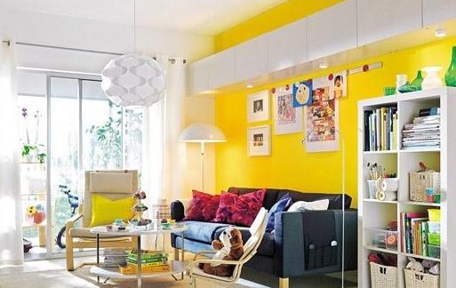 Phòng khách với bức tường và gối tựa lưng màu vàng chanh kết hợp với tông màu nâu trắng tạo cảm giác trẻ trung ấn tượng.