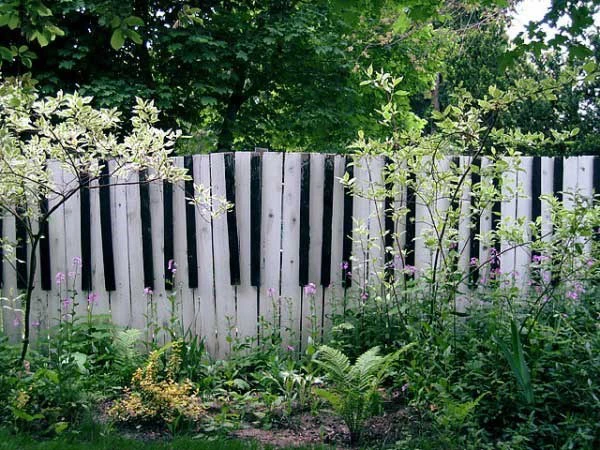 Trang trí tường rào như những phím đàn thế này cũng là cách độc đáo giúp ngôi nhà ấn tượng hơn.