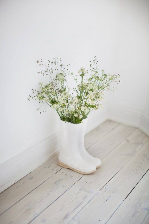 Dùng đôi ủng bỏ đi làm lọ hoa cũng là một ý tưởng vô cùng sáng tạo.